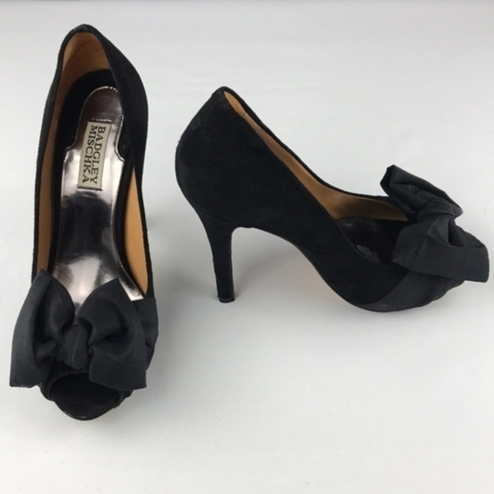 Badgley Mischka, Heels, black suede, Bow. SZ: 8.5. EUC
